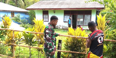 Jaga Keindahan, Babinsa Warsa Bersama Warga Buat Pagar Sepanjang Jalan Kampung