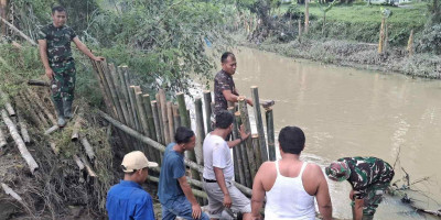 Gerak Cepat Perbaiki Tanggul Jebol Pascabanjir, Babinsa Koramil 06/Lubuk Pakam Kerahkan Warga