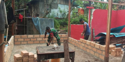 Babinsa Biak Utara Terjun Bantu Pembangunan Rumah Warga di Sarwom