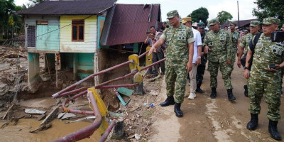 Wakil Panglima TNI Tinjau Wilayah Terdampak Banjir di Sumut dan Sumbar
