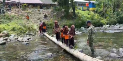 Kodim Mamasa Perbaiki Jembatan Gantung Botteng, Pendidikan Anak Terselamatkan