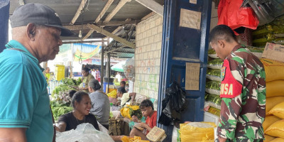 Babinsa Biak Timur Pantau Stabilitas Harga Sembako di Pasar Bosnik