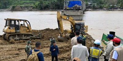 Presiden Prabowo Tinjau Pembangunan Jembatan Bailey Teupin Mane di Bireuen