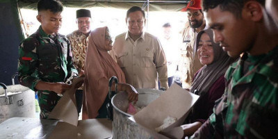 Presiden Prabowo Santap Makanan Pengungsi di Dapur Umum, Pastikan Pemulihan Aceh Berjalan Cepat