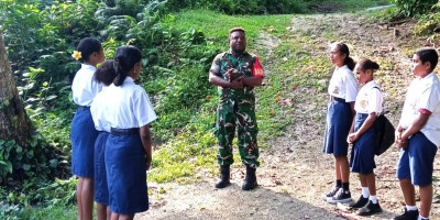 Peduli Generasi Muda, Babinsa Warsa Ajak Pelajar Tanamkan Disiplin dan Sikap Positif