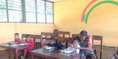 Babinsa Biak Timur Bantu Distribusi MBG untuk Anak Sekolah