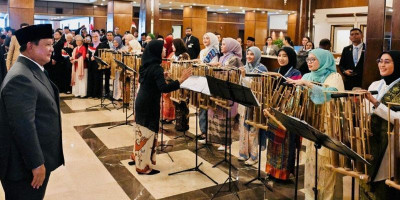 WNI di Islamabad Sambut Presiden Prabowo dengan Angklung Perjuangan