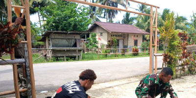 Peduli, Babinsa Supiori Utara Bangun Gapura Natal Bersama Warga