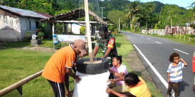 Babinsa Warsa Terlibat Langsung Bantu Warga Buat Ornamen Natal di Kampung Amoy