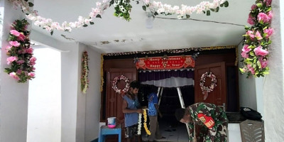 Sambut Natal, Babinsa Biak Barat Bersama Warga Karya Bakti Hias Gereja