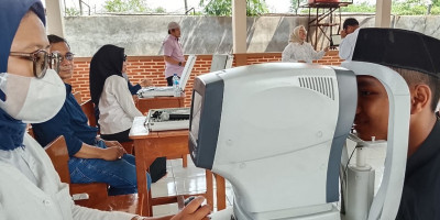 Jufi dan Yayasan Astra Gelar Wakaf Kacamata untuk Pelajar Duafa di Bantar Gebang