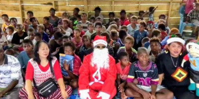 LPAI Merauke Berbagi Kasih Natal bagi Anak-Anak OAP di Kondap Cigombong