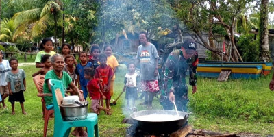 Babinsa Numfor Bantu Warga Olah Kelapa Kering Jadi Minyak Goreng