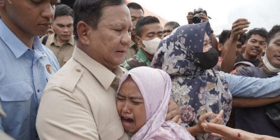 Prabowo Datangi Aceh Tamiang, Rangkul Korban Banjir Bangkit dari Duka