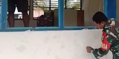 Babinsa Numfor Karya Bakti Bantu Rehab SMAN Kameri