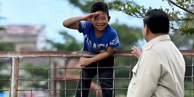 Satu Hormat, Sejuta Makna: Senyum Anak ini Menggetarkan Bangsa