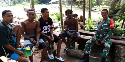 Babinsa Biak Kota Perkuat Silaturahmi dan Keamanan Kampung
