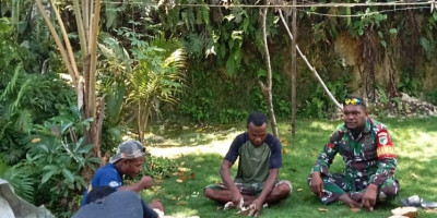 Jaga Kedekatan dengan Masyarakat, Babinsa Biak Barat  Anjangsana ke Kampung Napdori