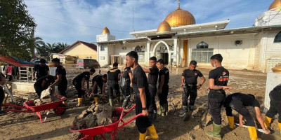 Usai Dibersihkan Personel Polri, Masjid Terdampak Bencana di Aceh Kini Bisa Dipakai Warga