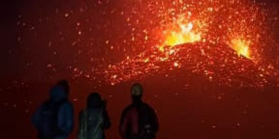 Aksi Ekstrem di Gunung Etna, Sekelompok Orang Kumpulkan Lava Pijar Langsung dari Saluran Aktif