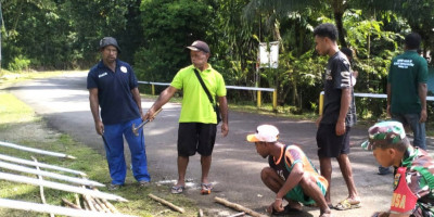 Babinsa Supiori Selatan Bantu Warga Siapkan Hiasan Lampu Natal
