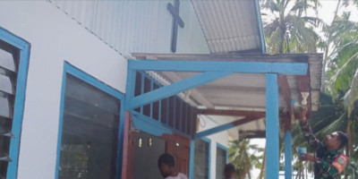 Sambut Natal, Babinsa Supiori Utara Bantu Warga Percantik Gereja