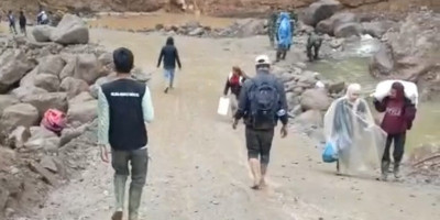 Akses Jalan KKA-Gunung Salak Terputus, Warga Pedalaman Terpaksa Jalan Kaki