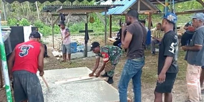 Wujud Kepedulian, Babinsa Biak Kota Hadiri Pemakaman Warga