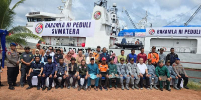 Bakamla RI Berangkatkan KN Pulau Dana-323 Bawa 92,2 Ton Bantuan Peduli Sumatra