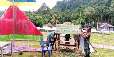 Babinsa Biak Barat Karya Bakti Buat Pondok Natal di GKI Elim Sarwa