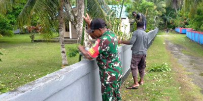 Babinsa Warsa Pererat Kebersamaan Warga Lewat Pemasangan Lampu Natal