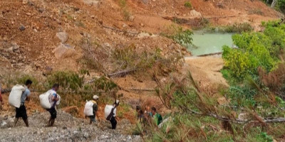Tujuh Jam Jalan Kaki, Pining Terisolir, Nurhayati Minta Helikopter Bantuan