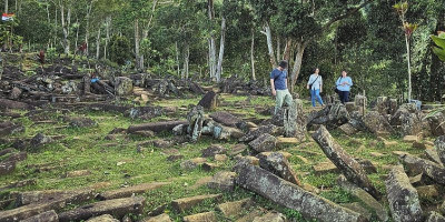 Saat Gubernur Ingin Menutup Gunung Padang, Siapa yang Dirugikan?
