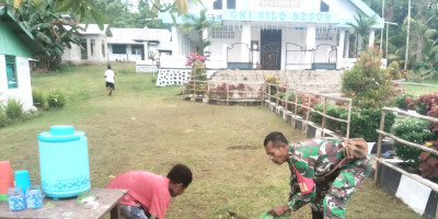 Babinsa Warsa Ikut Membantu Membersihkan Gereja di Kampung Binaan