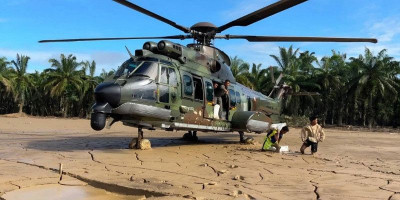 Kendati Medan Berlumpur Tebal, Helikopter Caracal TNI AU Tetap Daratkan Bantuan 