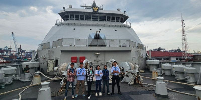 Anggota Elpala SMA 68 Jakarta Rasakan Sensasi Naik KRI Semarang-594
