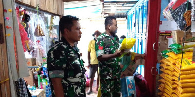 Jelang Nataru, Babinsa Biak Timur Pantau Harga Sembako di Pasar Bosnik
