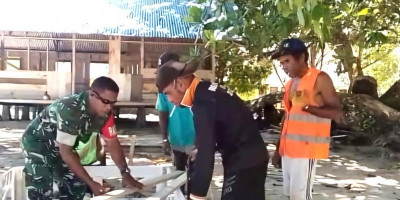 Babinsa Kampung Warbor Bersama Warga Jemaat Elim Bosendisbari Buat Pondok Natal