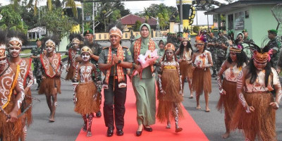 Sambutan Tarian Adat Warnai Kedatangan Dandim 1710/Mimika