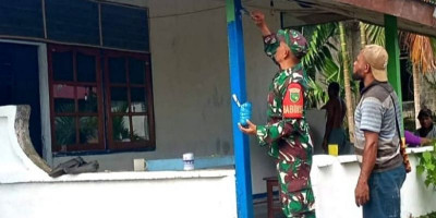 Babinsa Biak Barat Gotong-Royong Bantu Pengecatan Rumah Warga