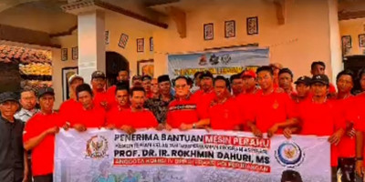 Prof. Rokhmin Dahuri Serahkan 9 Mesin Kapal untuk Nelayan Gebang Mekar