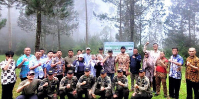 Perhutani dan LMDH Tanam Pohon di Wisata Cilameta Jayagiri