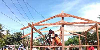 Babinsa Biak Barat Bantu Warga Bangun Pondok Natal di Kampung Mamoribo