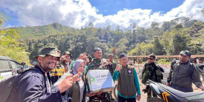 Bantuan Starlink Baret ICMI Diserahkan ke TNI dan Warga Kampung Camp KKA