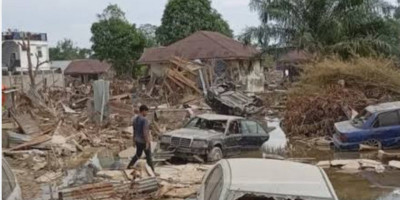 Komisi  VII DPR Serahkan Bantuan  Rp500 Juta Buat UMKM Korban Bencana 