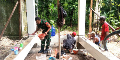 Semangat Gotong-Royong, Babinsa Biak Timur Bantu Warga Membuat Tower Penampungan Air Bersih