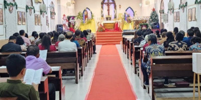 Misa Vigili Natal 2025 di Gereja St. Mikael Lhokseumawe Berlangsung Aman dan Khidmat
