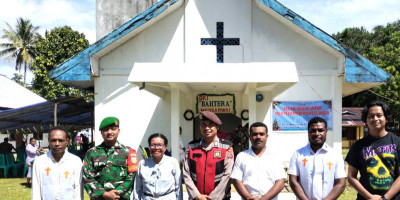 Babinsa Supiori Selatan Amankan Ibadah Natal di Kampung Duber