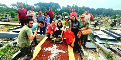 Natal Tak Sekadar Ibadah, Umat Kristiani Ramai Ziarah Makam Keluarga