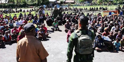Bara Adat Menyala, Senjata Tetap Dijaga: Sunyi Damai Papua